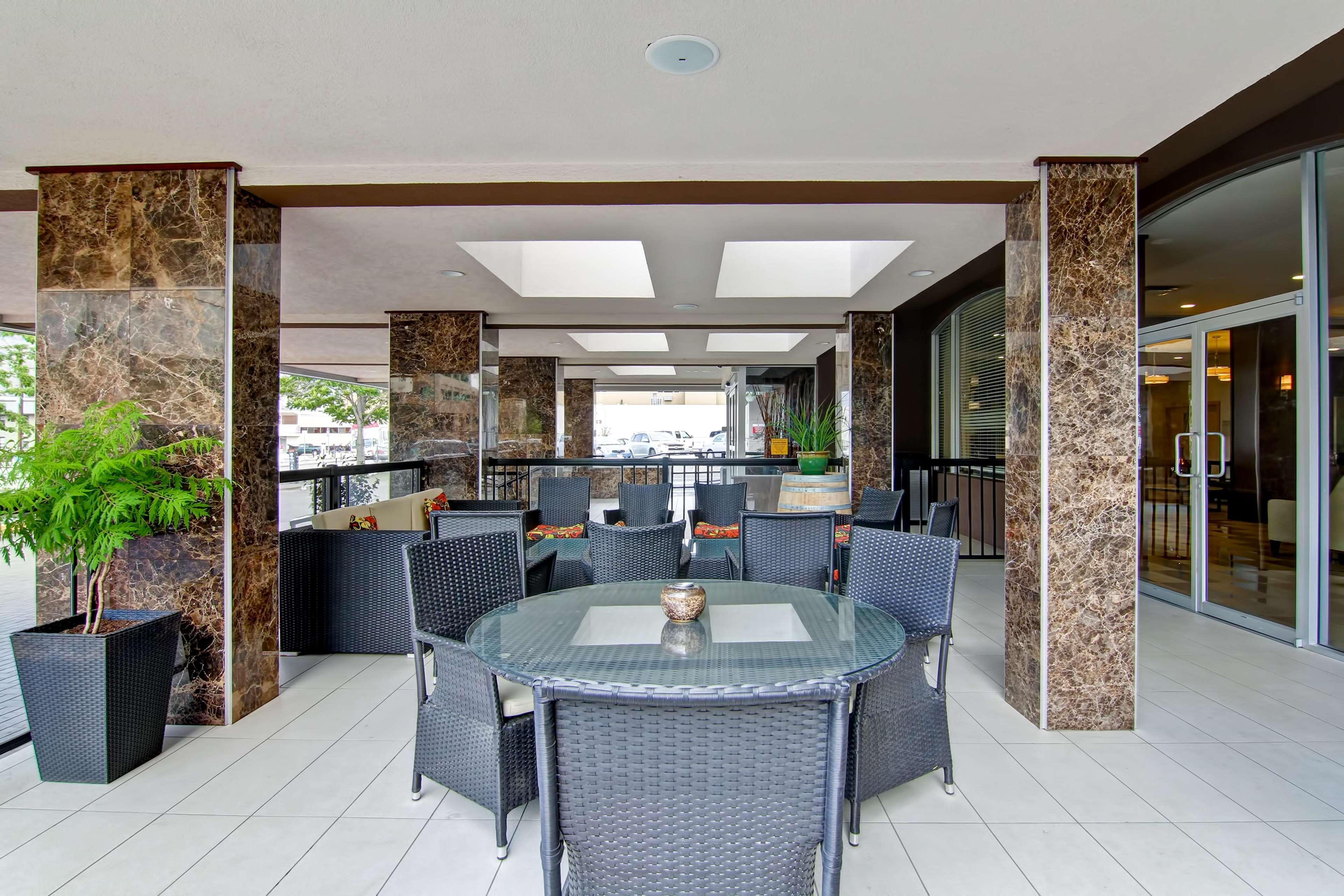 Doubletree By Hilton - Kamloops Hotel Exterior photo