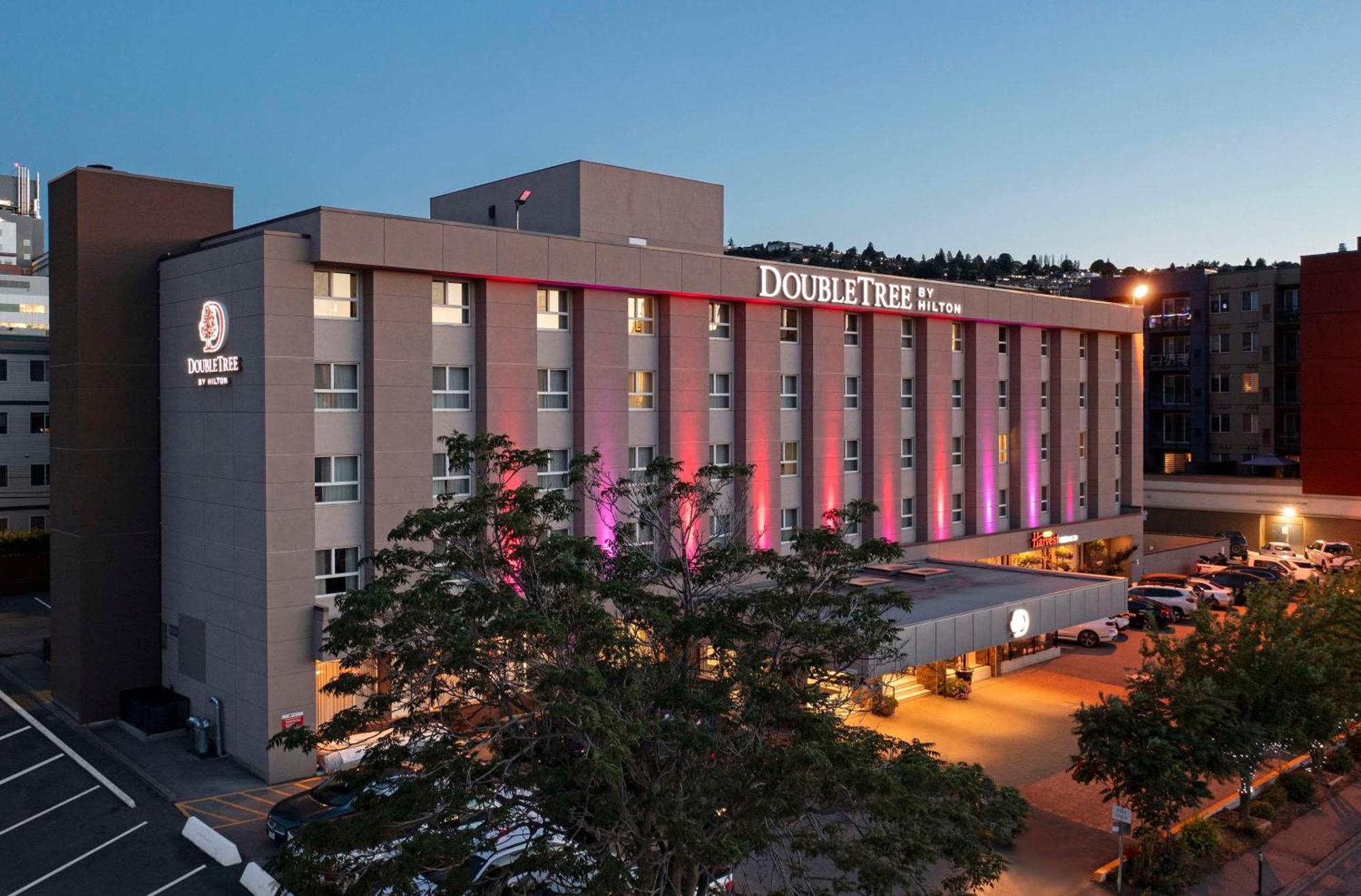 Doubletree By Hilton - Kamloops Hotel Exterior photo