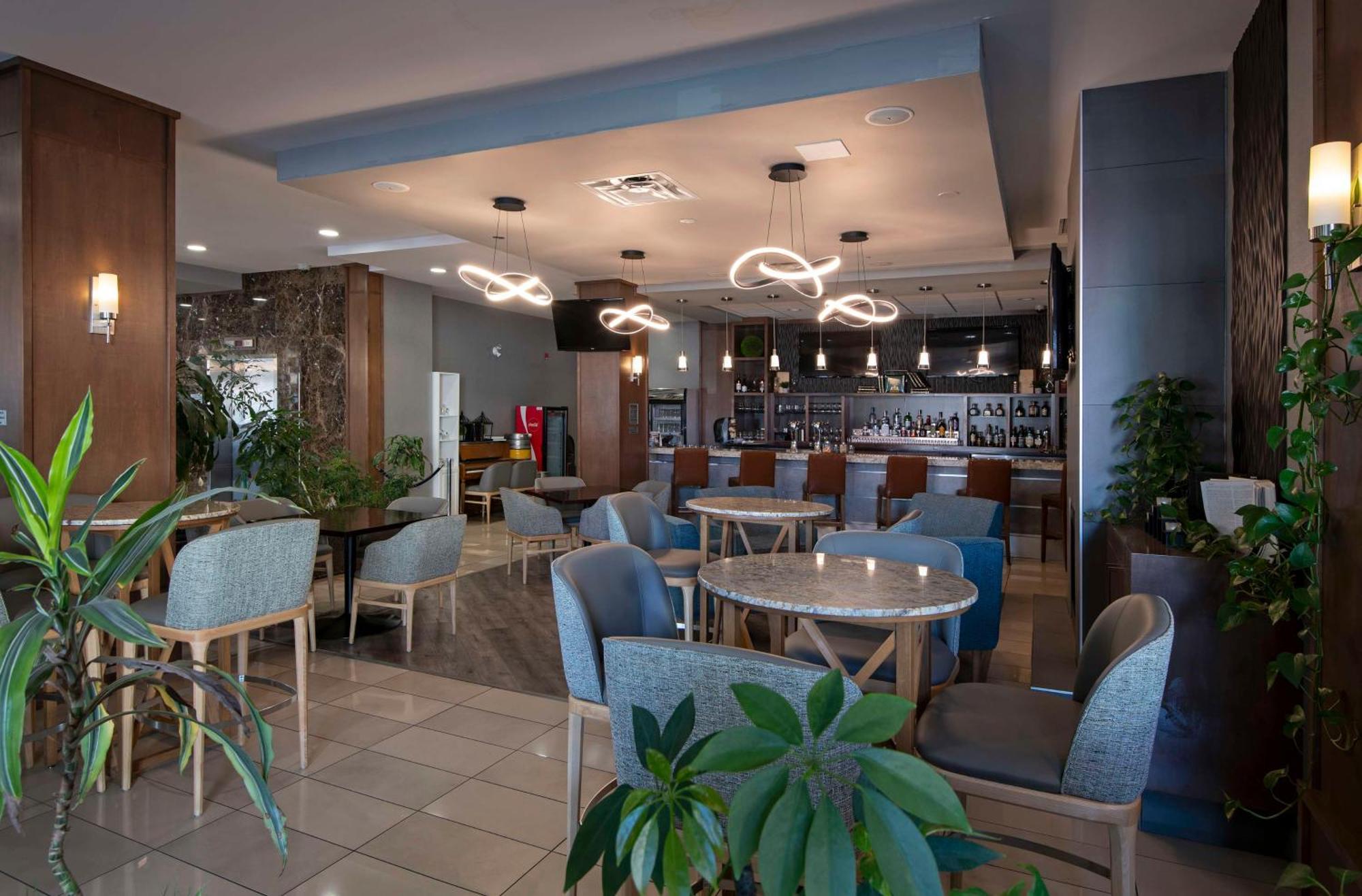 Doubletree By Hilton - Kamloops Hotel Exterior photo