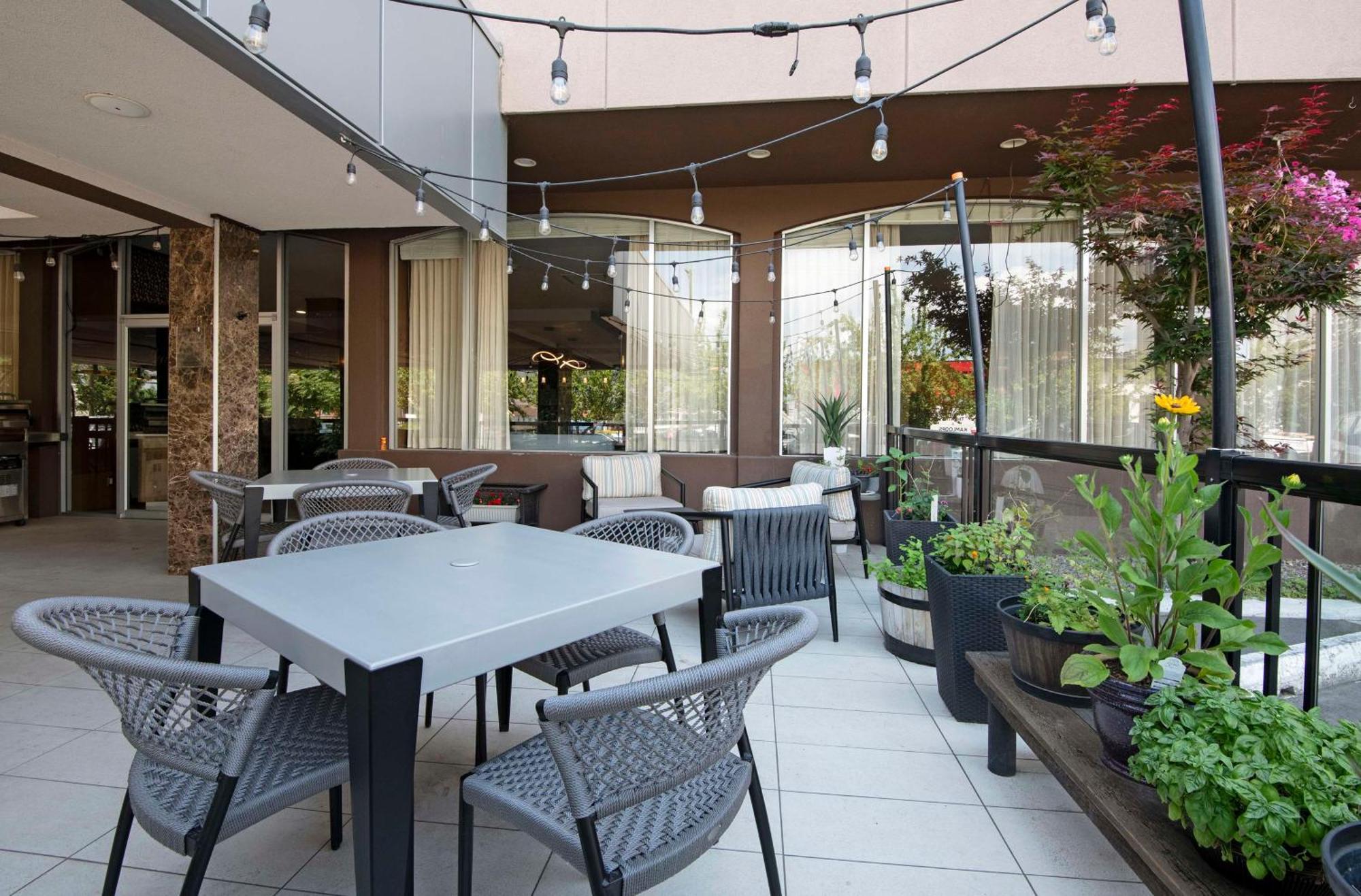 Doubletree By Hilton - Kamloops Hotel Exterior photo