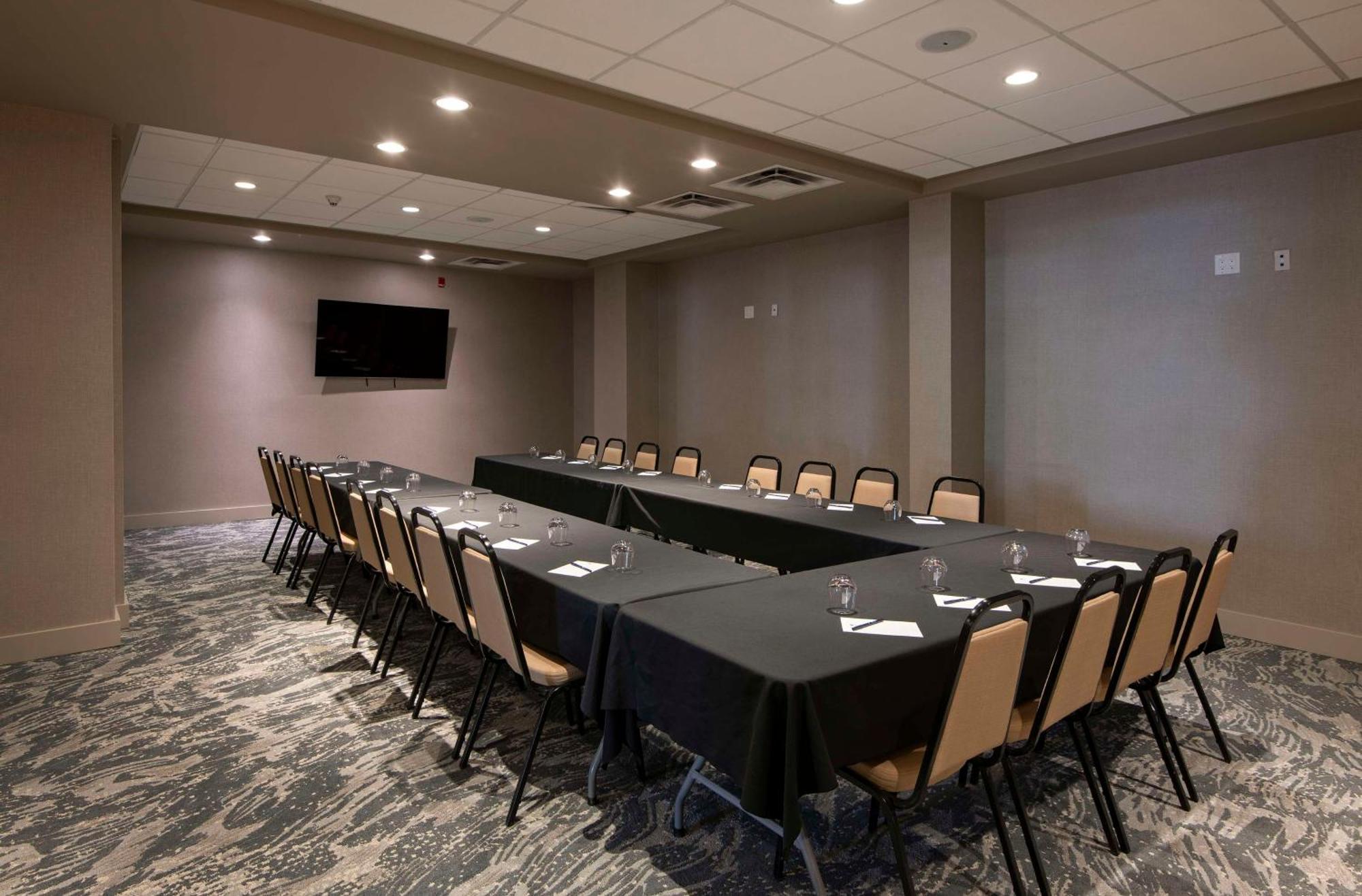 Doubletree By Hilton - Kamloops Hotel Exterior photo