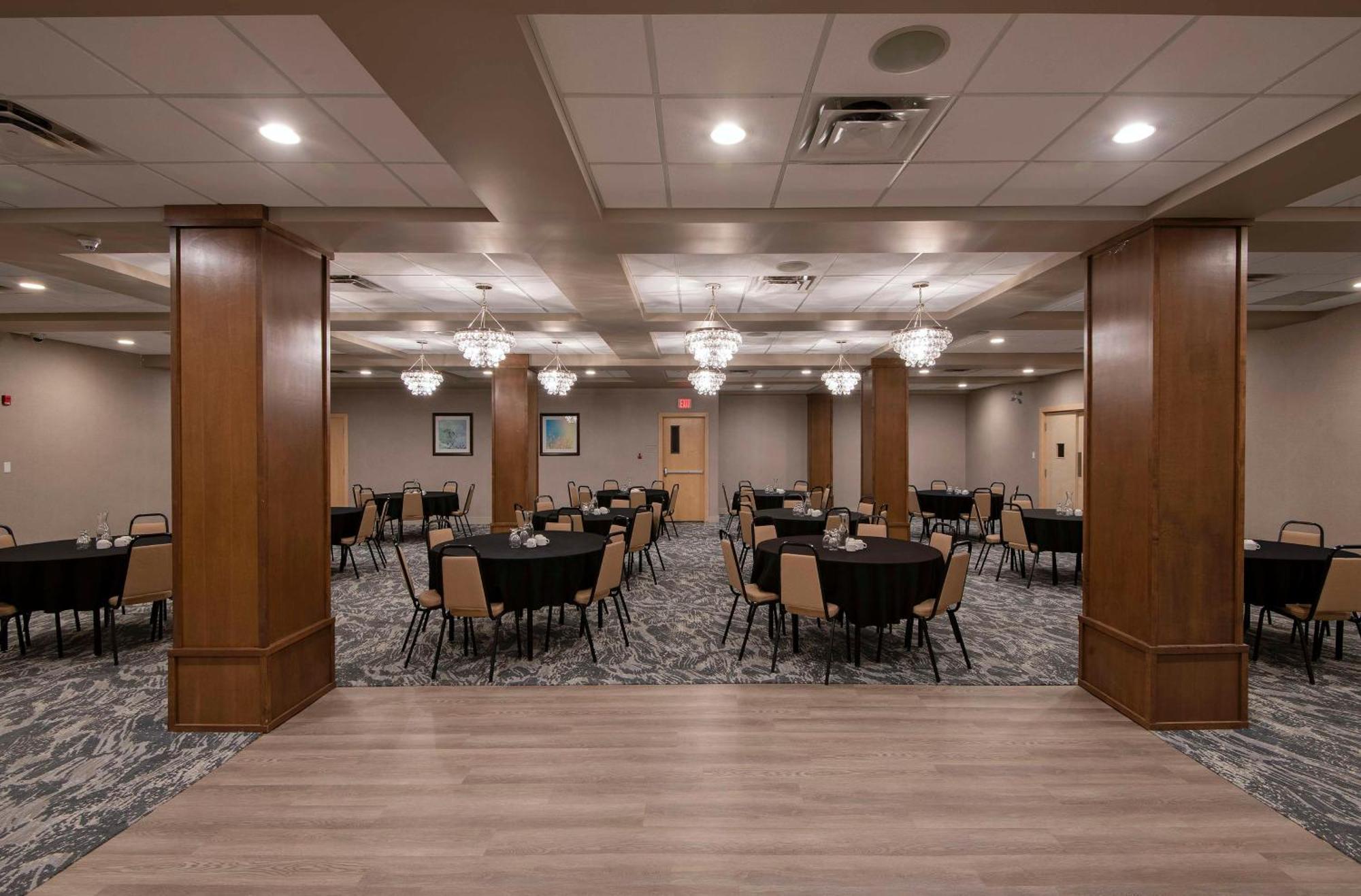 Doubletree By Hilton - Kamloops Hotel Exterior photo
