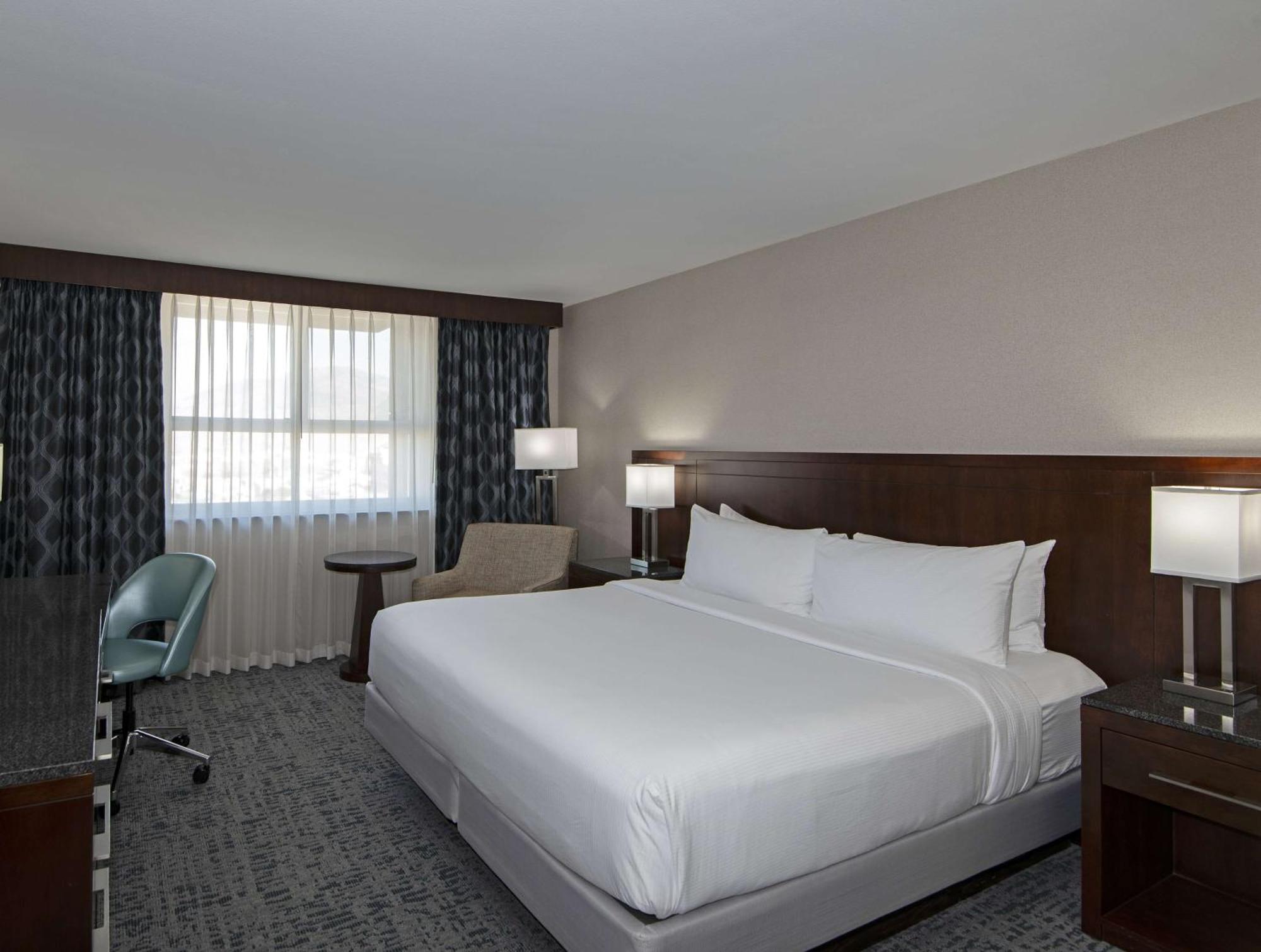 Doubletree By Hilton - Kamloops Hotel Exterior photo